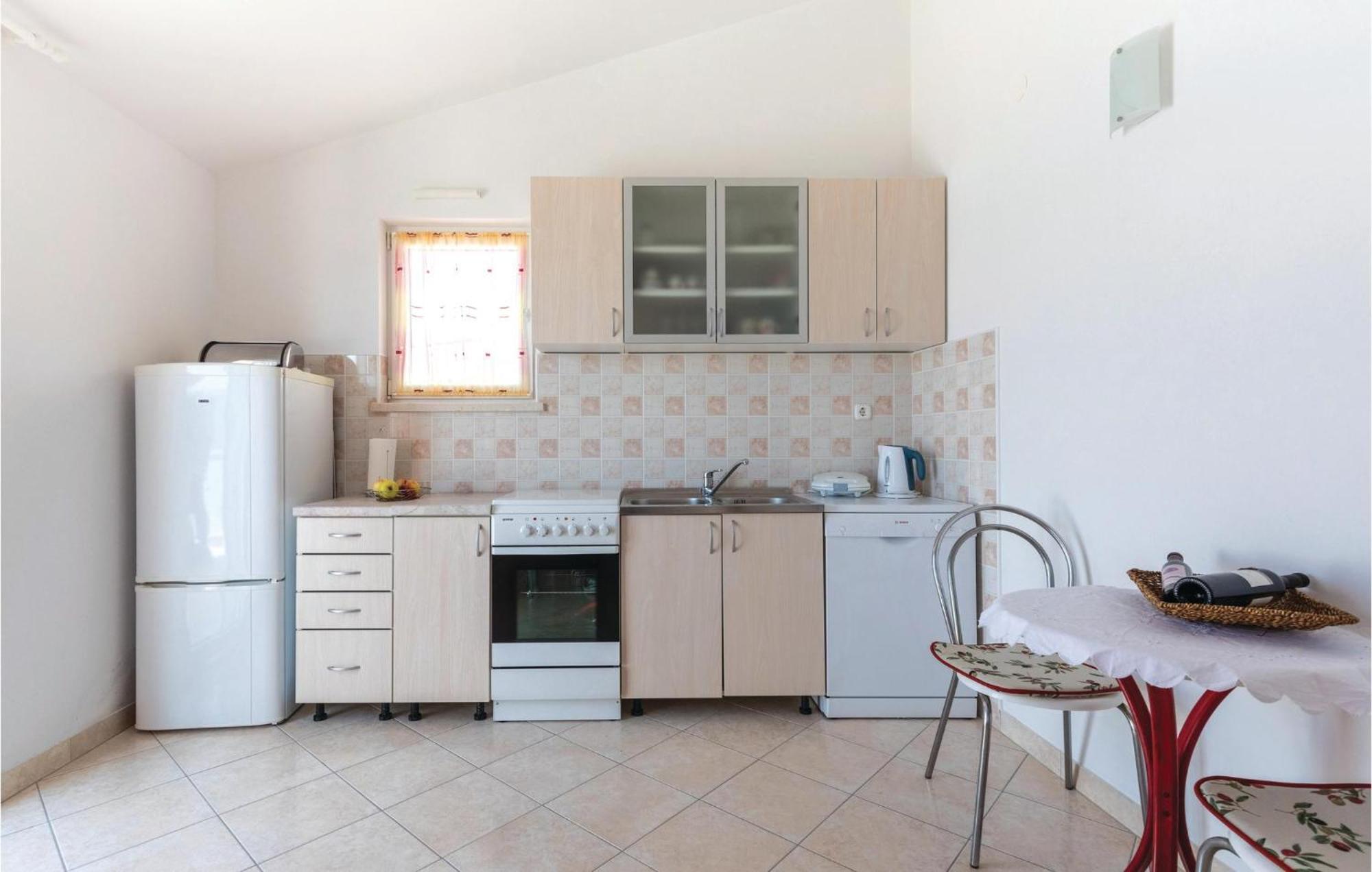 2 Bedroom Lovely Apartment In Komarna Klek Εξωτερικό φωτογραφία